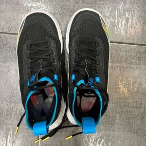 Black Under Armour Curry Flow 8 basketball shoes size 6